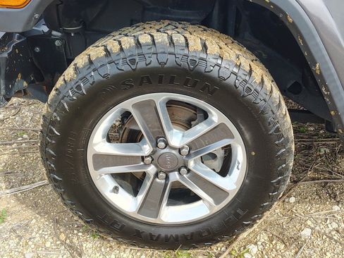 Used 2018 Jeep Wrangler Unlimited Sahara AWD/4WD image 15