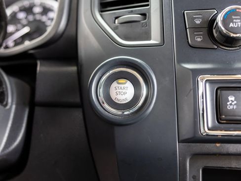 Used 2022 Nissan Titan SV w/ SV Convenience Package image 32