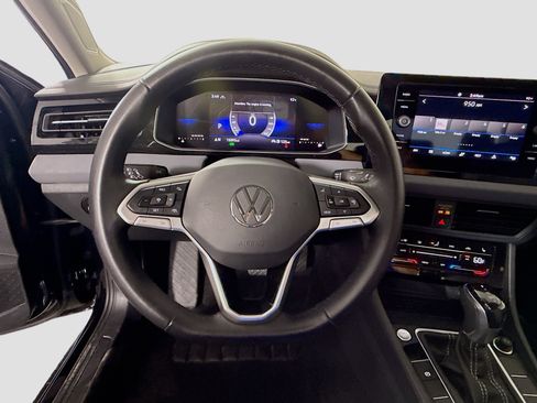 Used 2025 Volkswagen Jetta SE FWD image 13