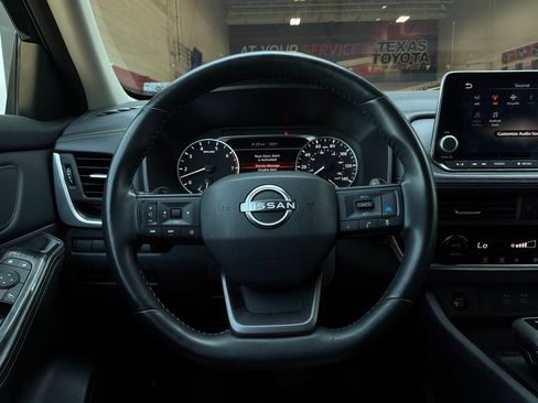 Used 2025 Nissan Rogue SV FWD image 34