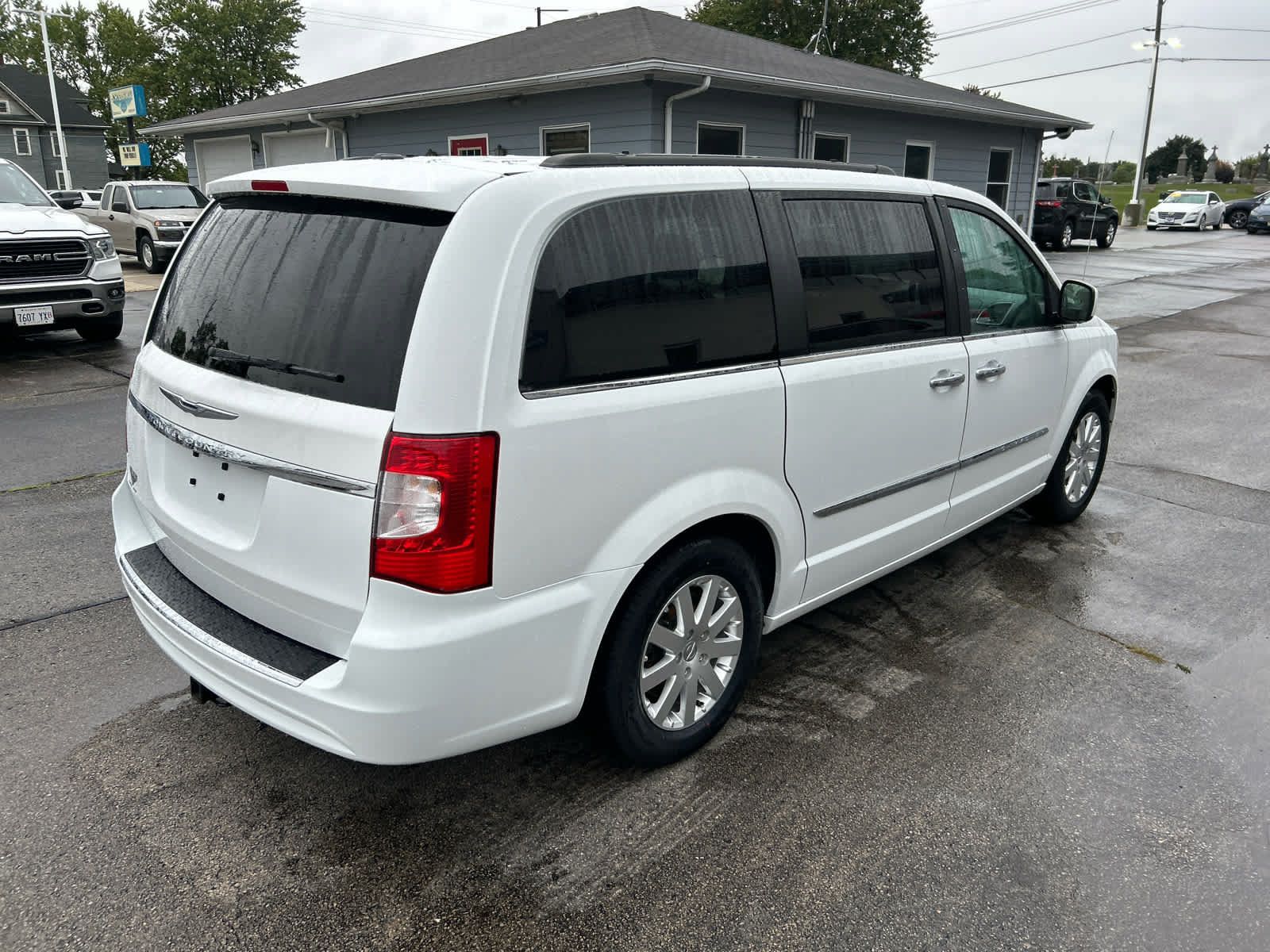 Used 2015 Chrysler Town & Country Touring w/ Driver Convenience Group FWD image 3