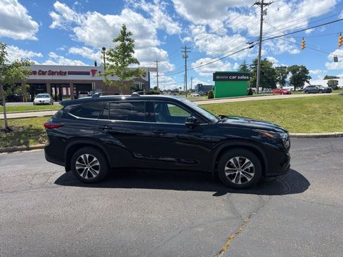 Used 2022 Toyota Highlander XLE AWD/4WD image 14