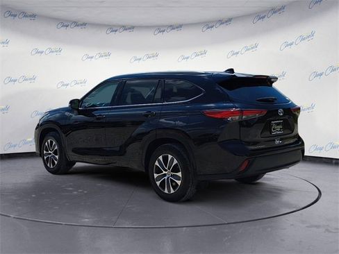 Used 2022 Toyota Highlander XLE image 3