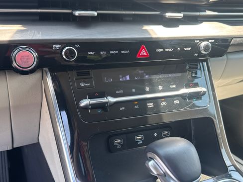 Used 2022 Kia Carnival EX FWD image 14