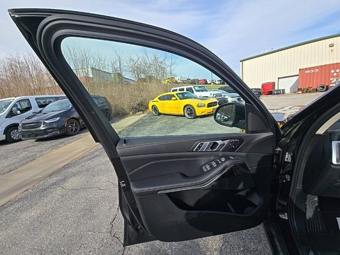 Used 2024 BMW X7 xDrive40i w/ Climate Comfort Package image 21