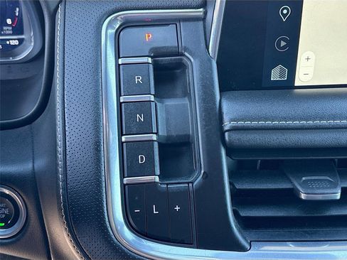 Used 2023 Chevrolet Suburban Premier image 16