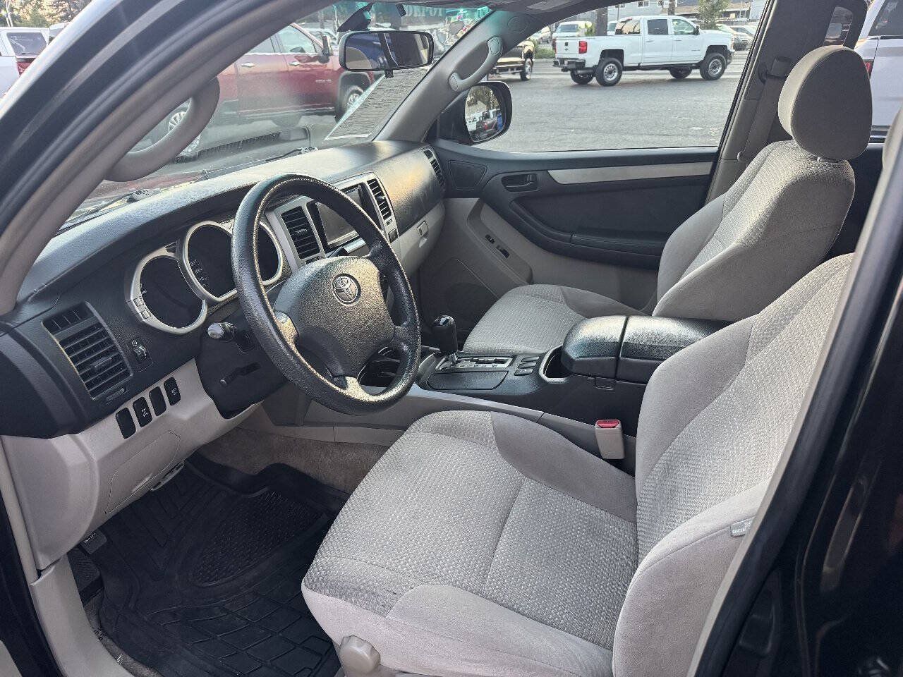 Used 2005 Toyota 4Runner SR5 AWD/4WD image 10