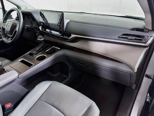 Used 2022 Toyota Sienna XLE w/ XLE Plus Package FWD image 40