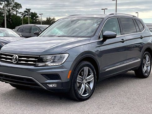 Certified 2020 Volkswagen Tiguan SE image 9