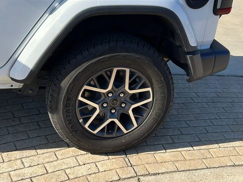 Used 2025 Jeep Wrangler Sahara image 12