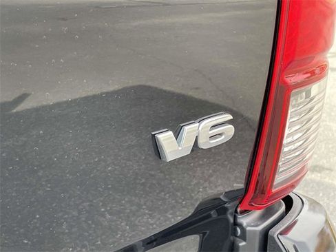 Used 2018 Toyota Tacoma SR image 12