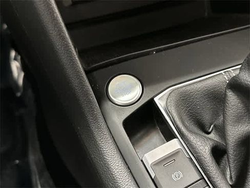 Certified 2022 Volkswagen Taos SE image 11