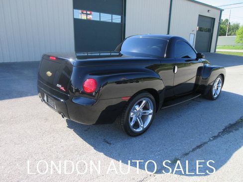 Used 2004 Chevrolet SSR w/ Preferred Equipment Group RWD image 5