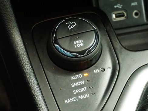 Used 2016 Jeep Cherokee Overland w/ Technology Group image 28