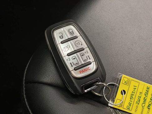 Used 2024 Chrysler Pacifica Touring-L image 28