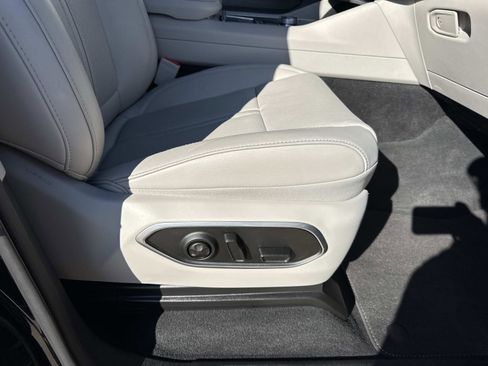 Certified 2025 Jeep Wagoneer 4WD image 12