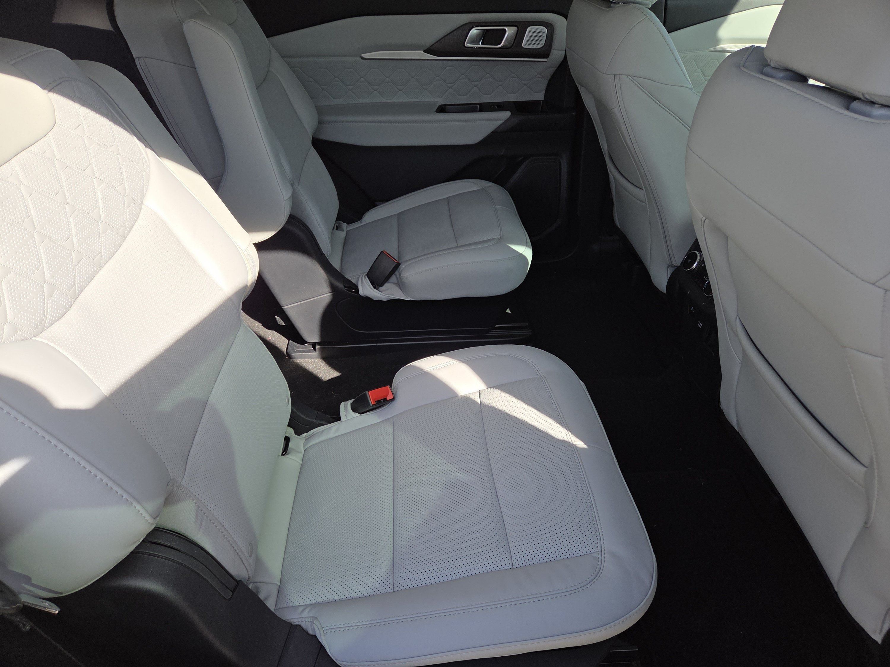 Used 2026 Ford Explorer Platinum w/ LUX Leather Package AWD/4WD image 33