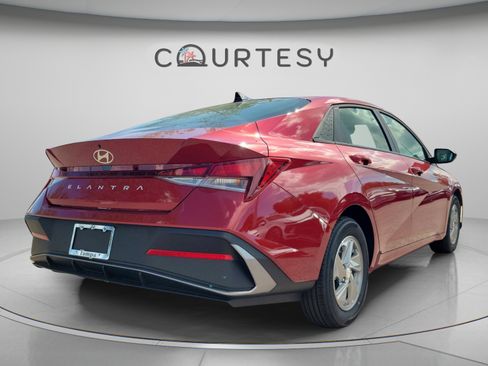 Certified 2026 Hyundai Elantra SE FWD image 4