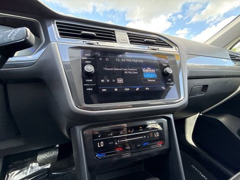 Used 2024 Volkswagen Tiguan SE image 16