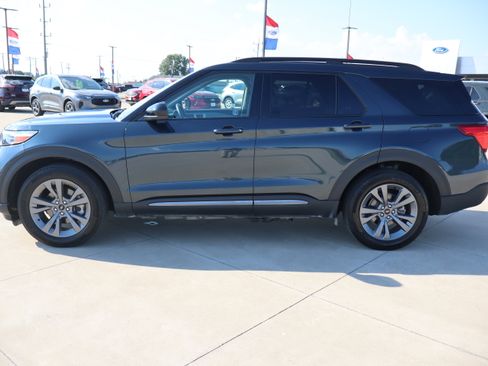 Used 2024 Ford Explorer XLT w/ Equipment Group 202A AWD/4WD image 8