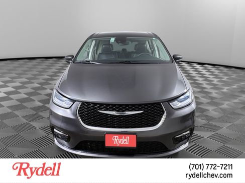 Used 2023 Chrysler Pacifica Touring-L image 8