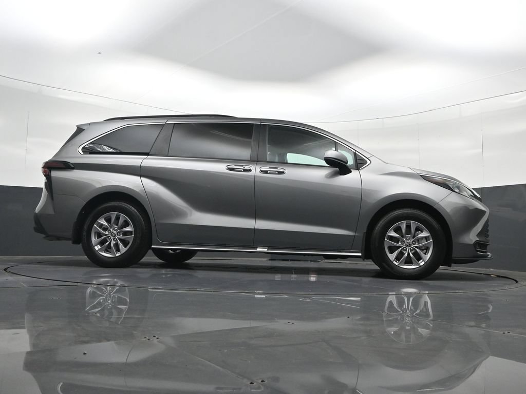 Used 2026 Toyota Sienna XLE FWD image 38