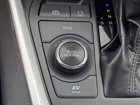 Used 2025 Toyota RAV4 XLE AWD/4WD image 16