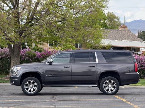Used 2019 Chevrolet Suburban LT w/ Luxury Package image 2