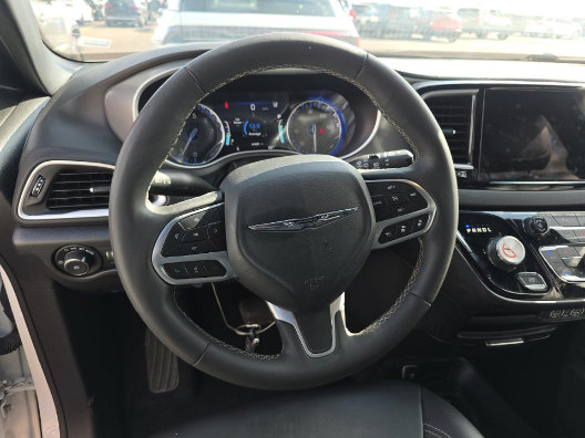 Used 2025 Chrysler Pacifica Select FWD image 11