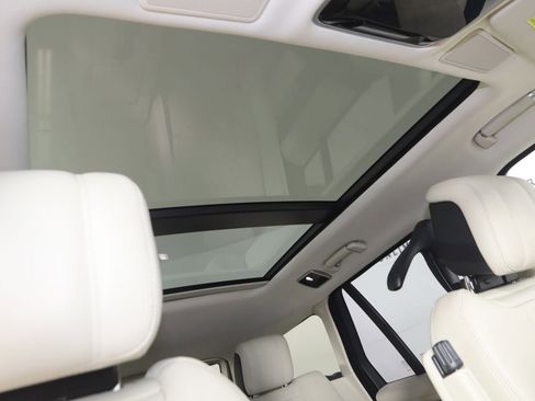 Used 2020 Land Rover Range Rover HSE image 11