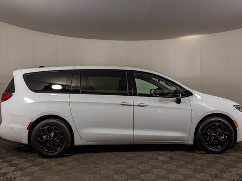 Used 2024 Chrysler Pacifica Limited FWD image 17
