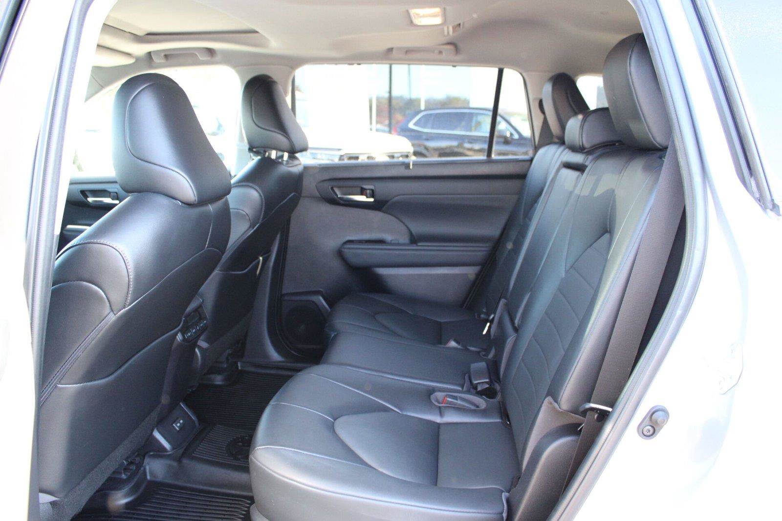 Used 2022 Toyota Highlander XLE AWD/4WD image 19