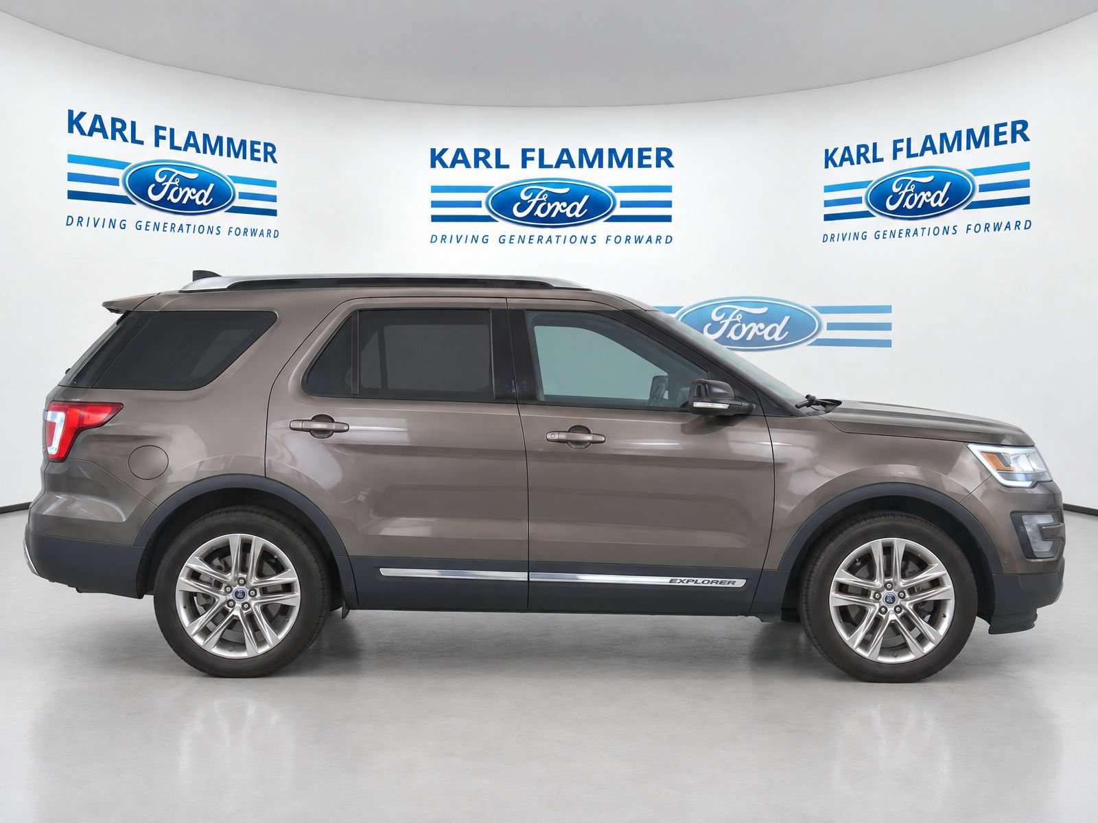 Used 2016 Ford Explorer XLT w/ Equipment Group 202A AWD/4WD image 2