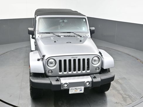Used 2018 Jeep Wrangler Sahara w/ Connectivity Group image 31