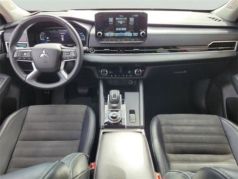 Used 2024 Mitsubishi Outlander image 13