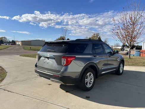 Used 2023 Ford Explorer XLT image 5