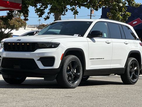 Used 2022 Jeep Grand Cherokee Altitude AWD/4WD image 6