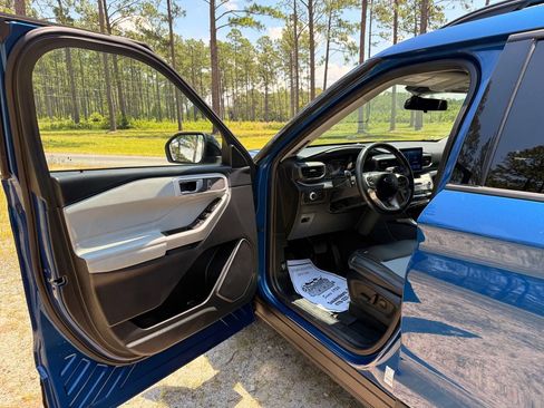Used 2022 Ford Explorer XLT w/ Equipment Group 202A RWD image 11