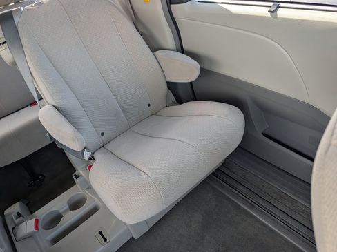 Used 2014 Toyota Sienna LE FWD image 14