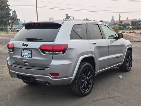 Used 2017 Jeep Grand Cherokee Altitude AWD/4WD image 5