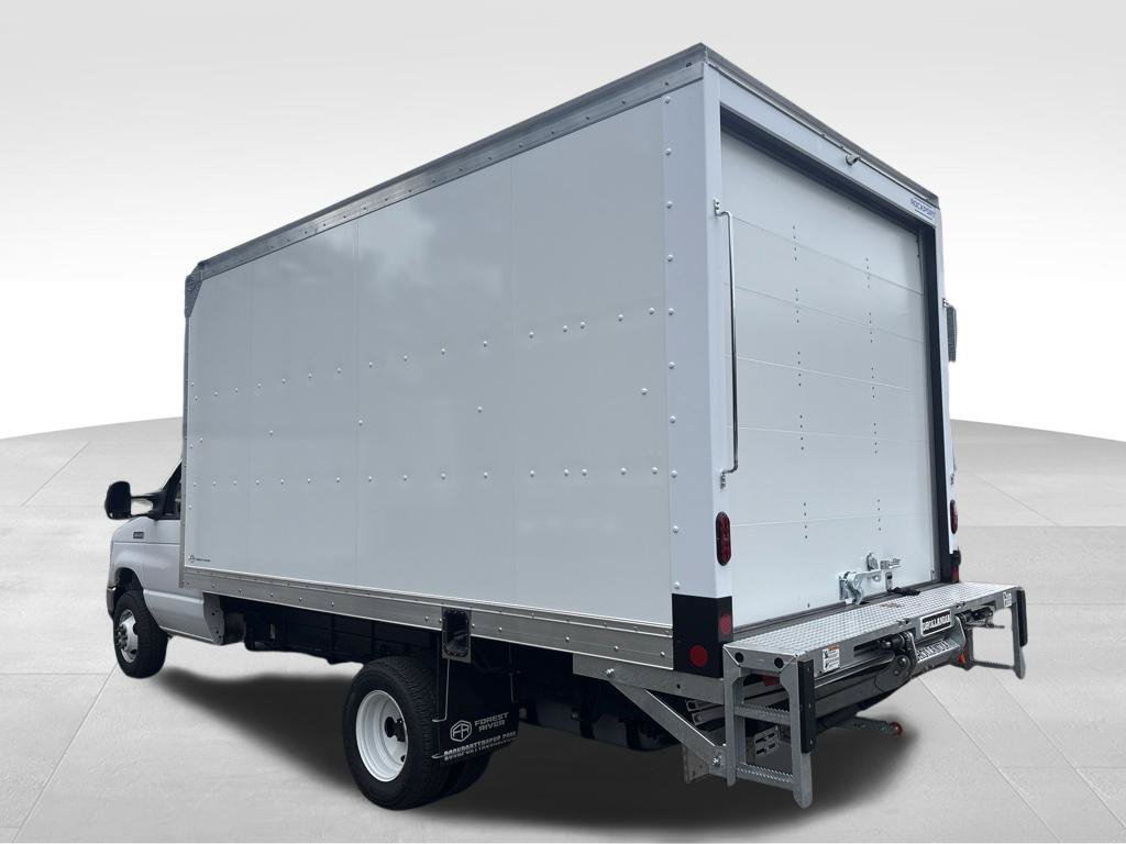 New 2027 Ford E-450 and Econoline 450 Super Duty w/ Interior Upgrade Package RWD image 4