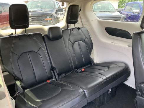 Used 2023 Chrysler Pacifica Touring-L FWD image 51