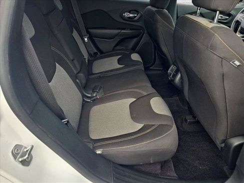 Used 2017 Jeep Cherokee Sport FWD image 18