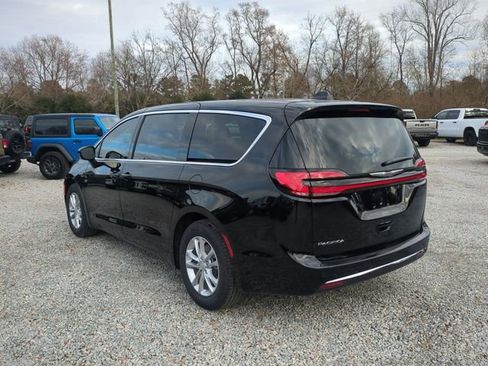 New 2026 Chrysler Pacifica Select image 3