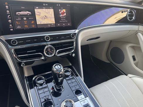 Used 2023 Bentley Flying Spur V8 image 22