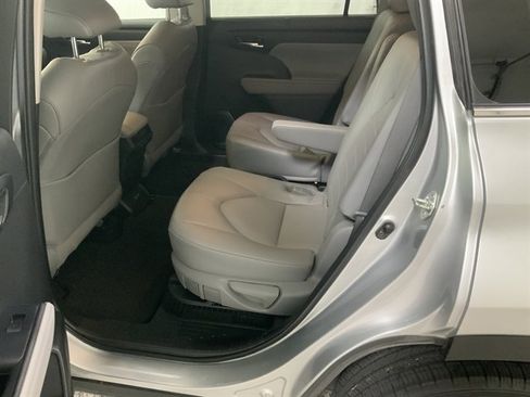 Used 2022 Toyota Highlander XLE image 17
