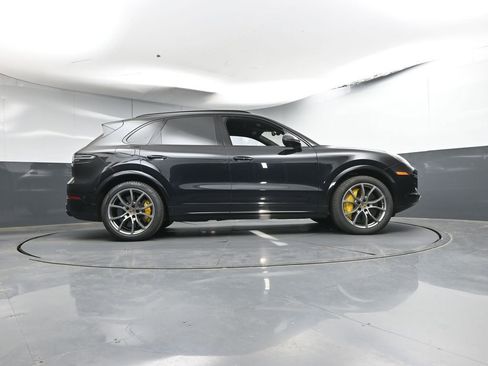 Certified 2022 Porsche Cayenne Turbo S AWD/4WD image 31