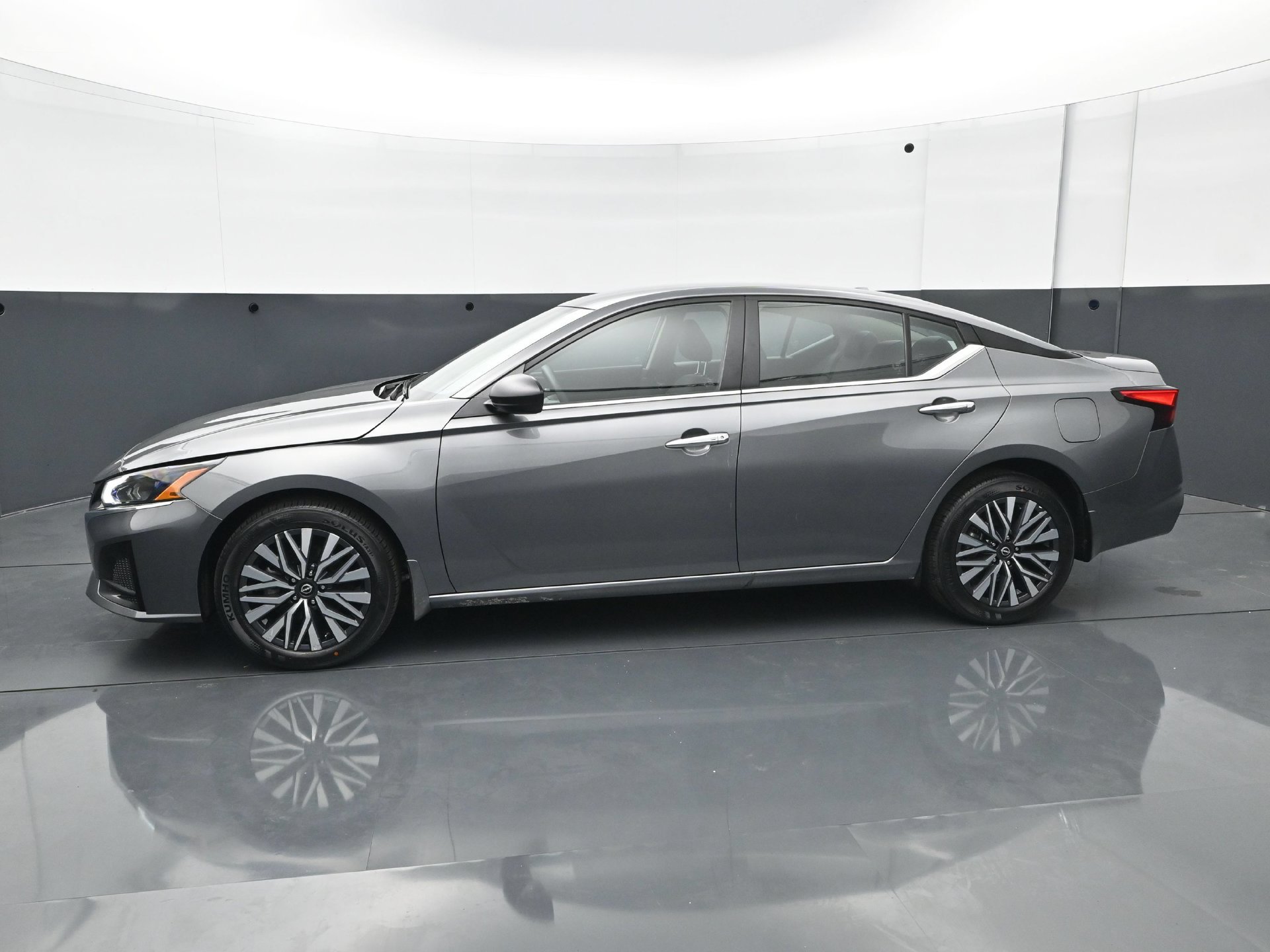 Used 2024 Nissan Altima 2.5 SV AWD/4WD image 3