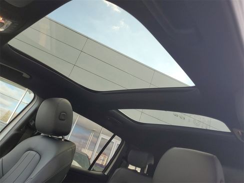 Used 2021 Mercedes-Benz GLB 250 4MATIC w/ Premium Package image 25