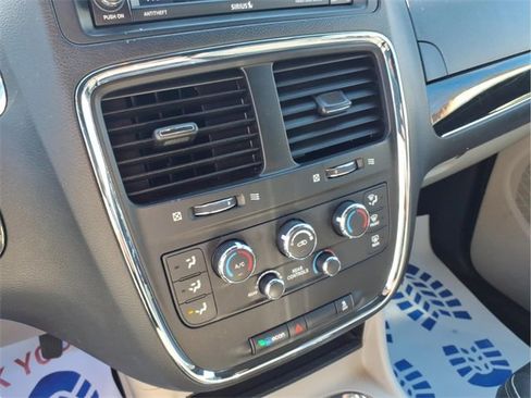 Used 2019 Dodge Grand Caravan SXT image 17